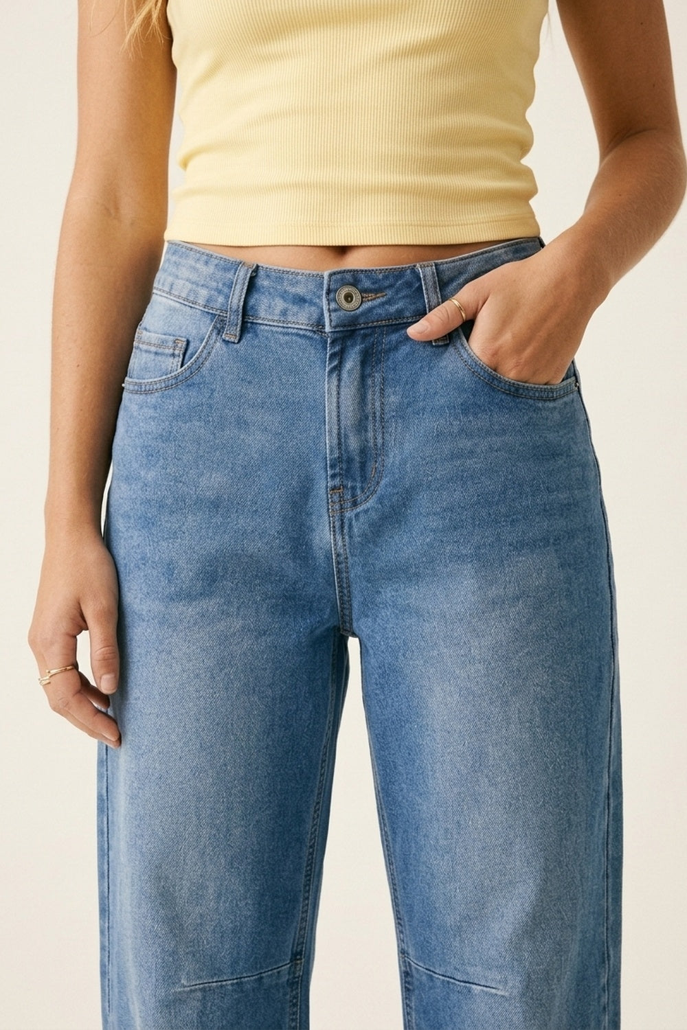 Jeans Azuis de Caimento Solto com Lavagem Clara e Costura Lateral