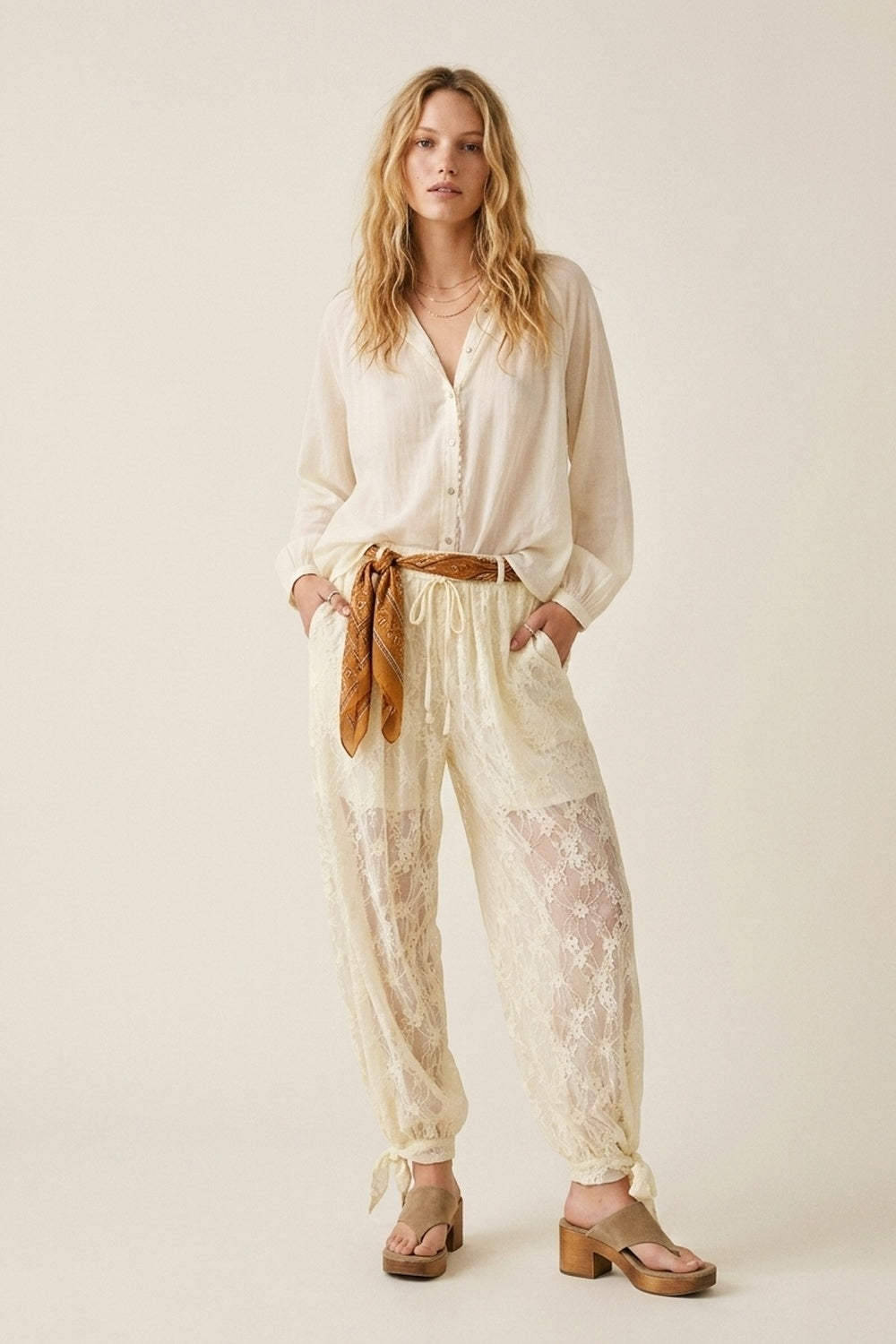 Calças de ajuste descontraído com bainha com laço de renda floral em creme