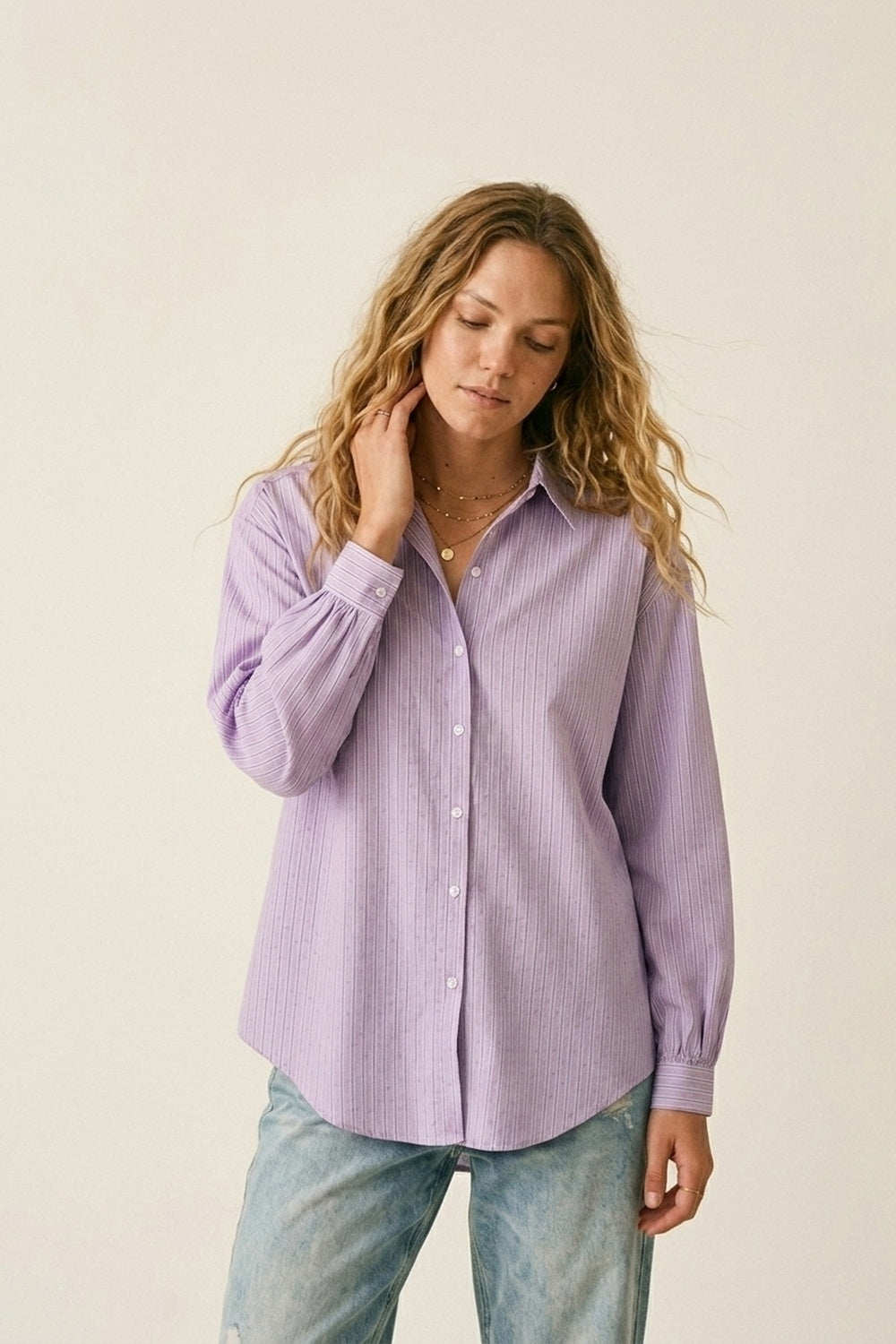 Camisa leve com listras lilás adornada com strass