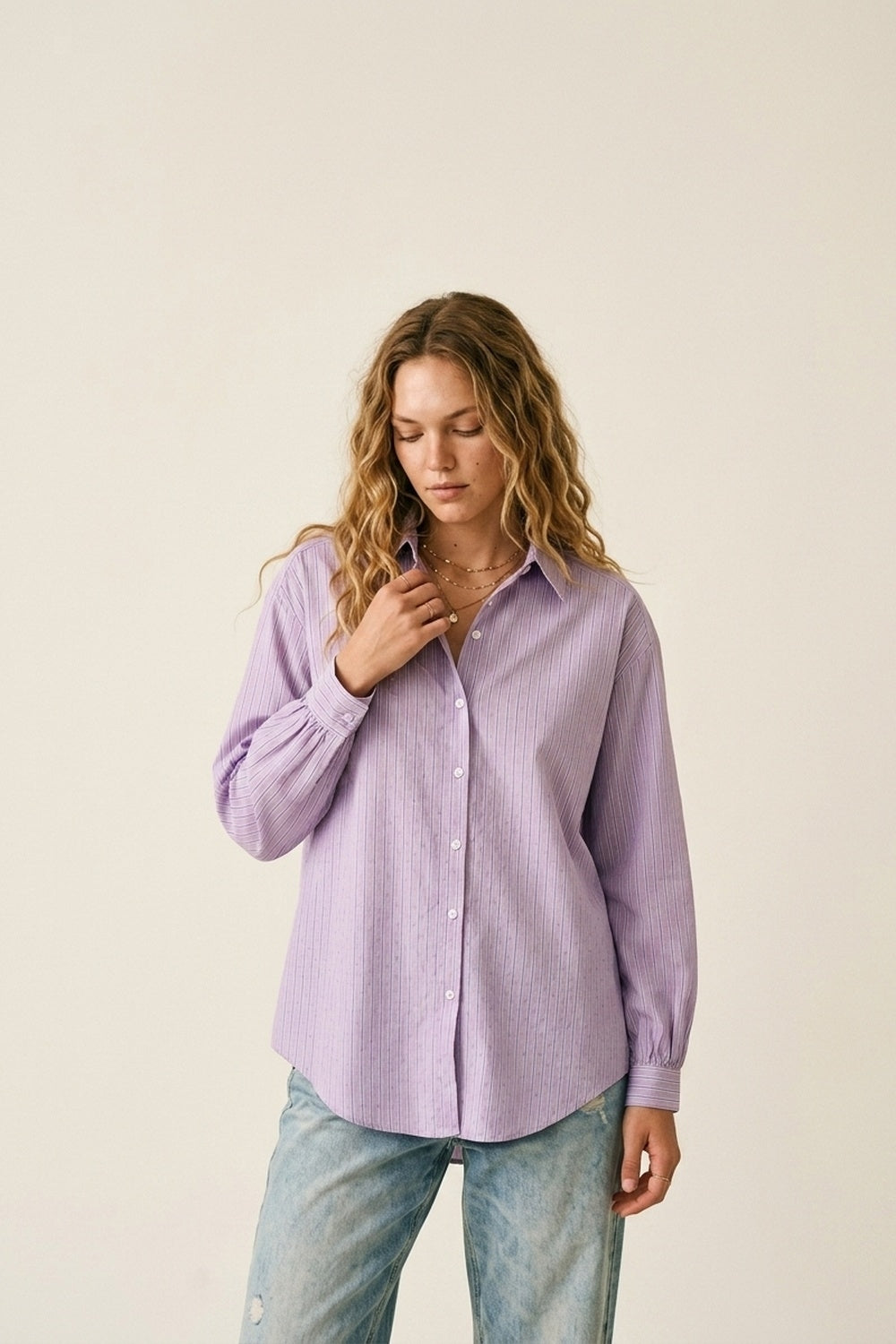 Camisa leve com listras lilás adornada com strass
