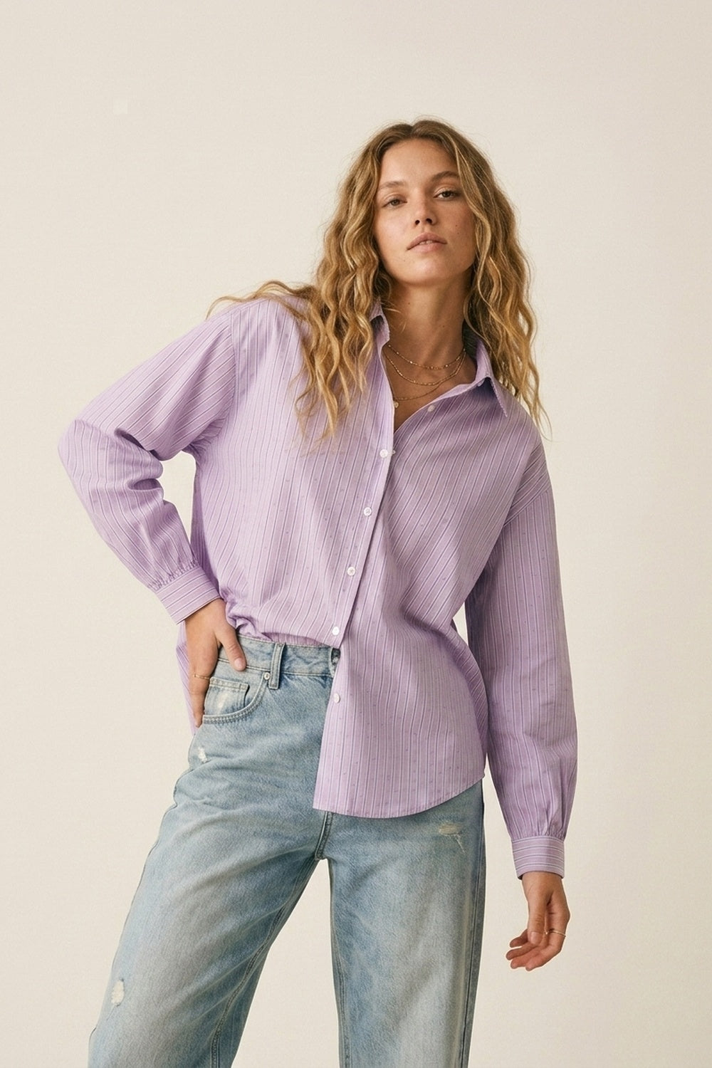 Camisa leve com listras lilás adornada com strass