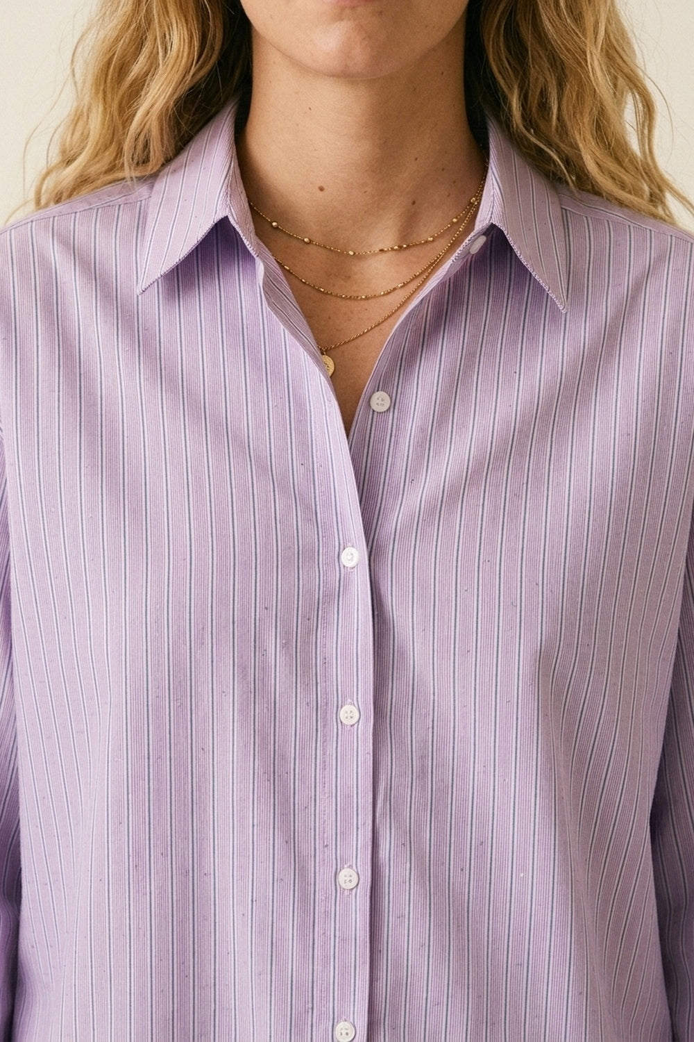 Camisa leve com listras lilás adornada com strass