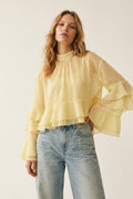 Blusa amarela em chiffon com folhos, mangas flare e gola alta
