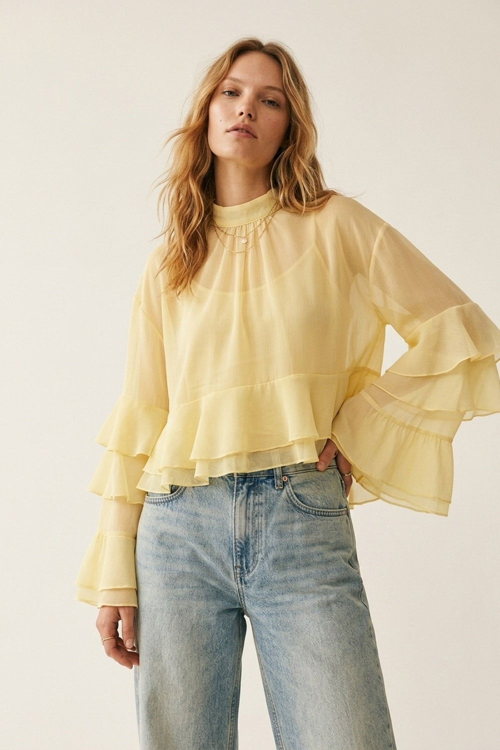 Blusa amarela em chiffon com folhos, mangas flare e gola alta