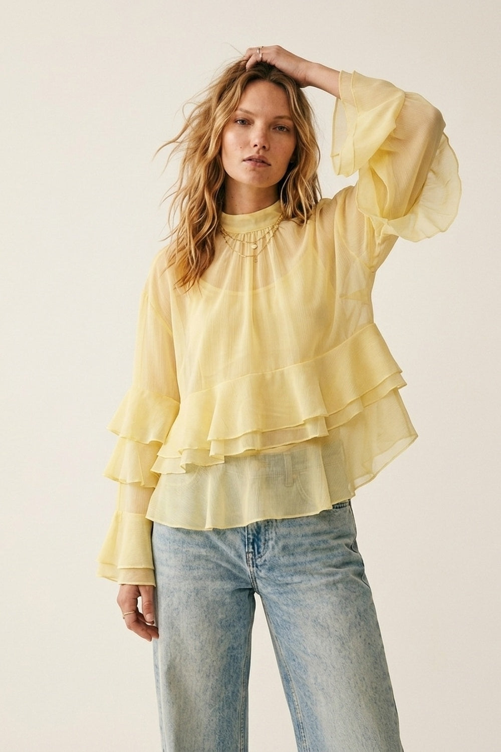 Blusa amarela em chiffon com folhos, mangas flare e gola alta