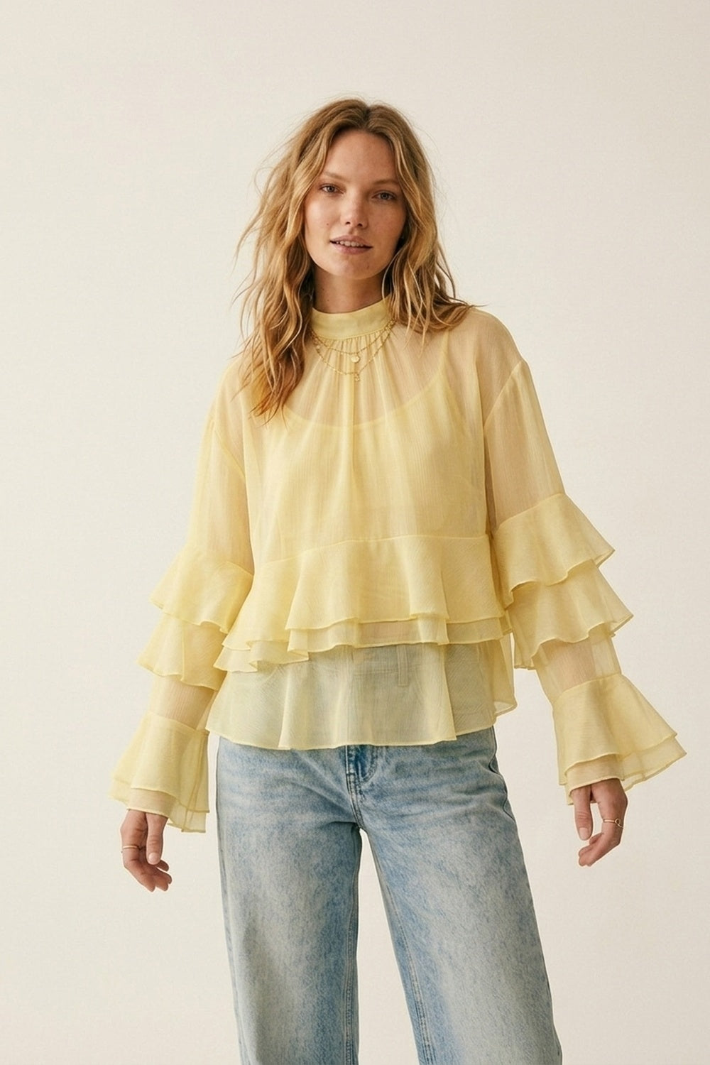 Blusa amarela em chiffon com folhos, mangas flare e gola alta
