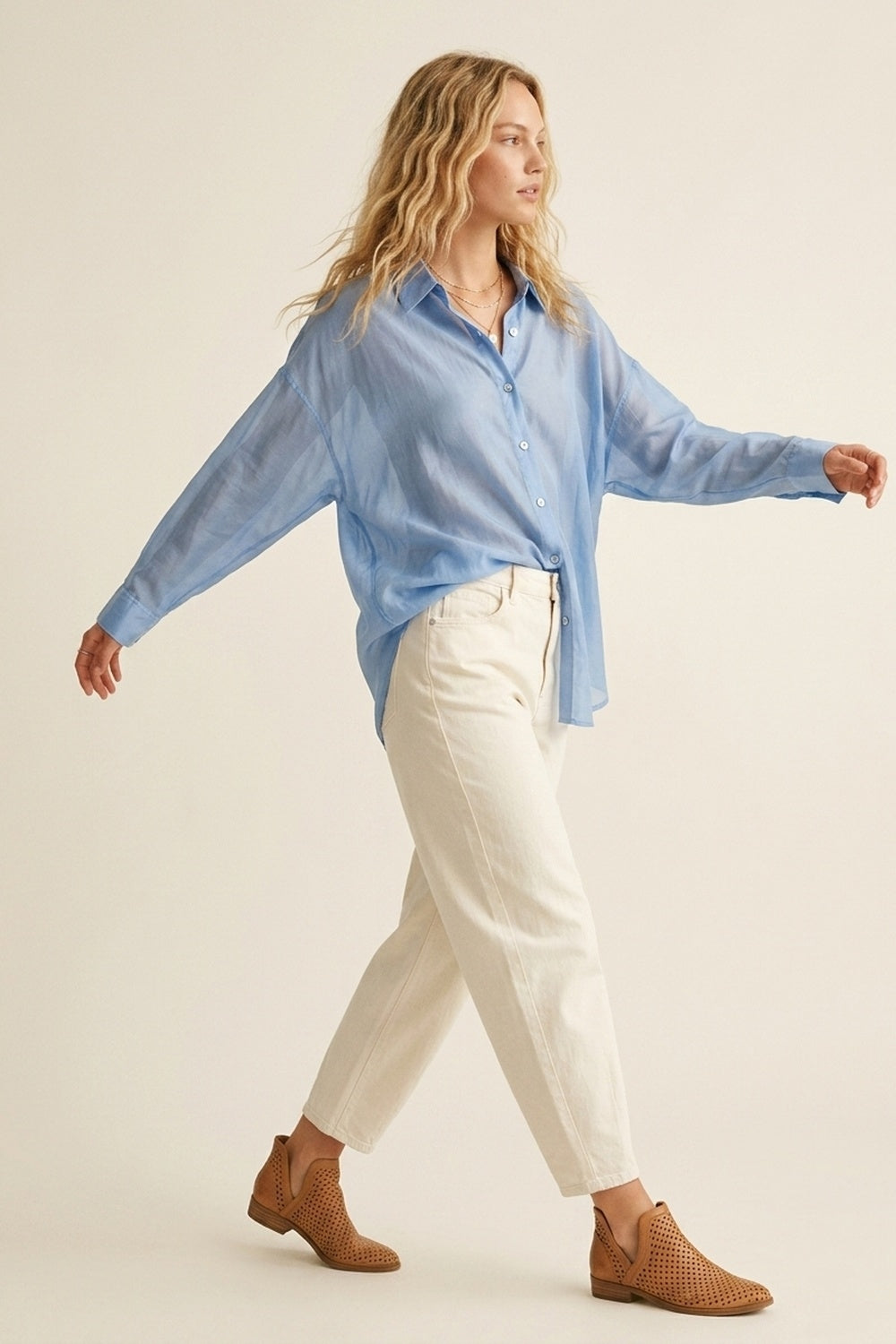 Camisa com botões azul céu transparente com corte descontraído