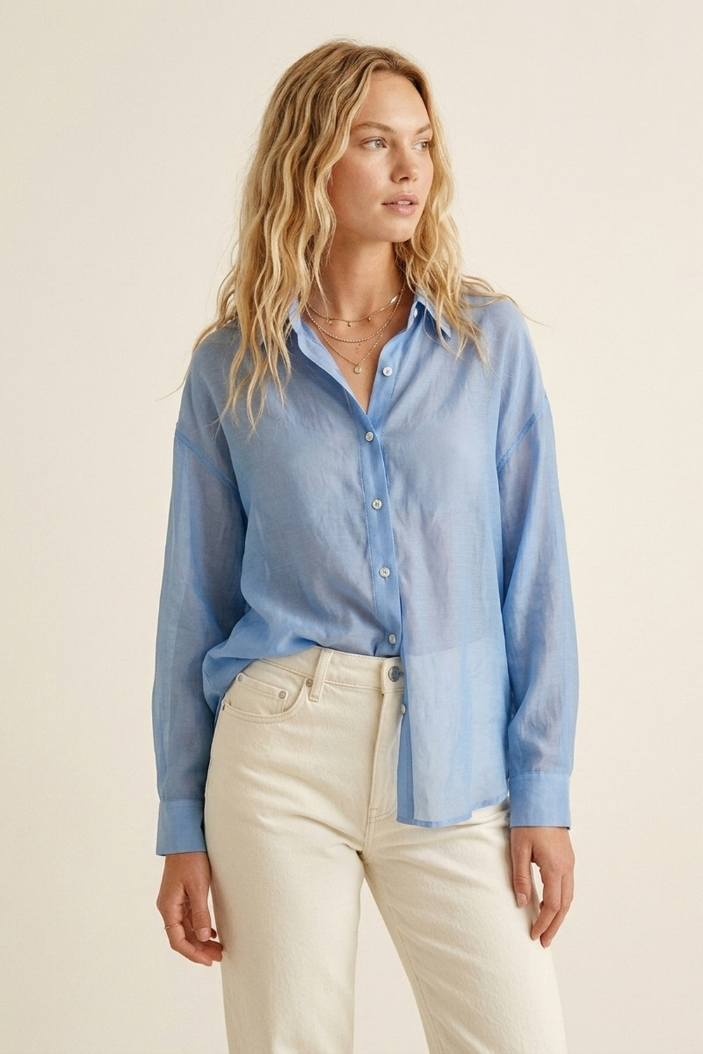 Camisa com botões azul céu transparente com corte descontraído