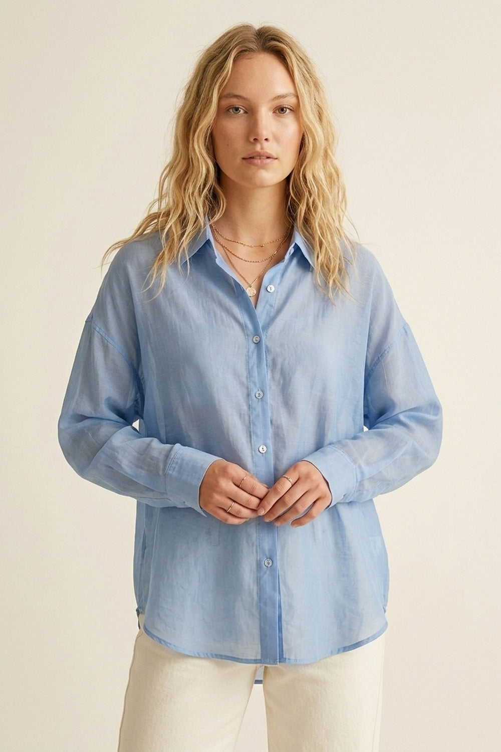 Camisa com botões azul céu transparente com corte descontraído