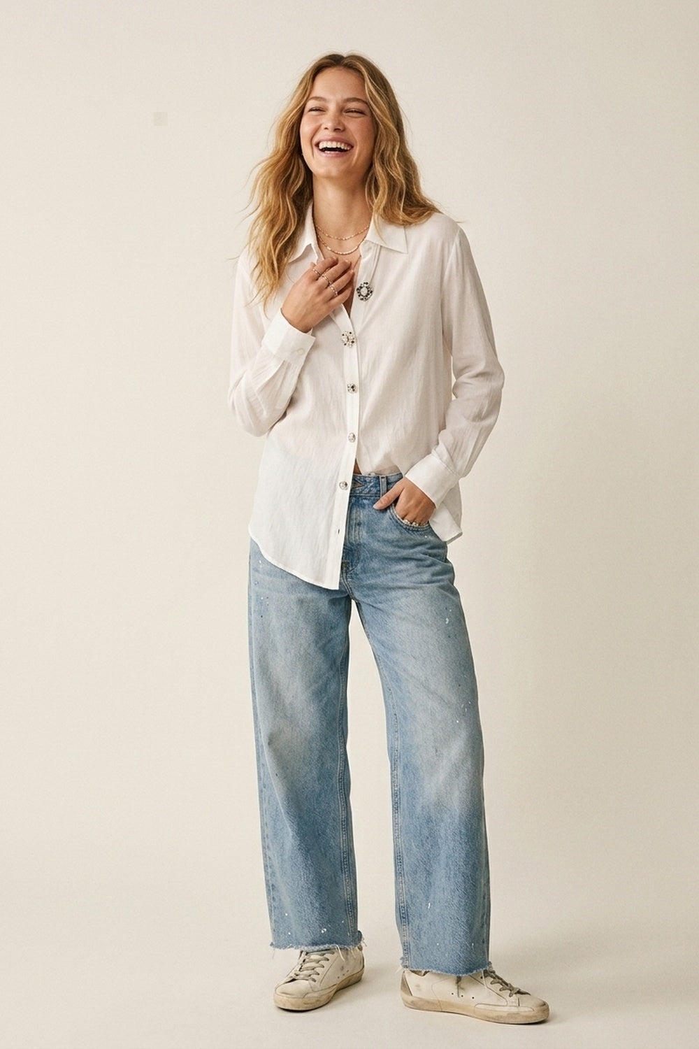 Blusa Branca com Enfeites e Botões em Tecido de Tencel