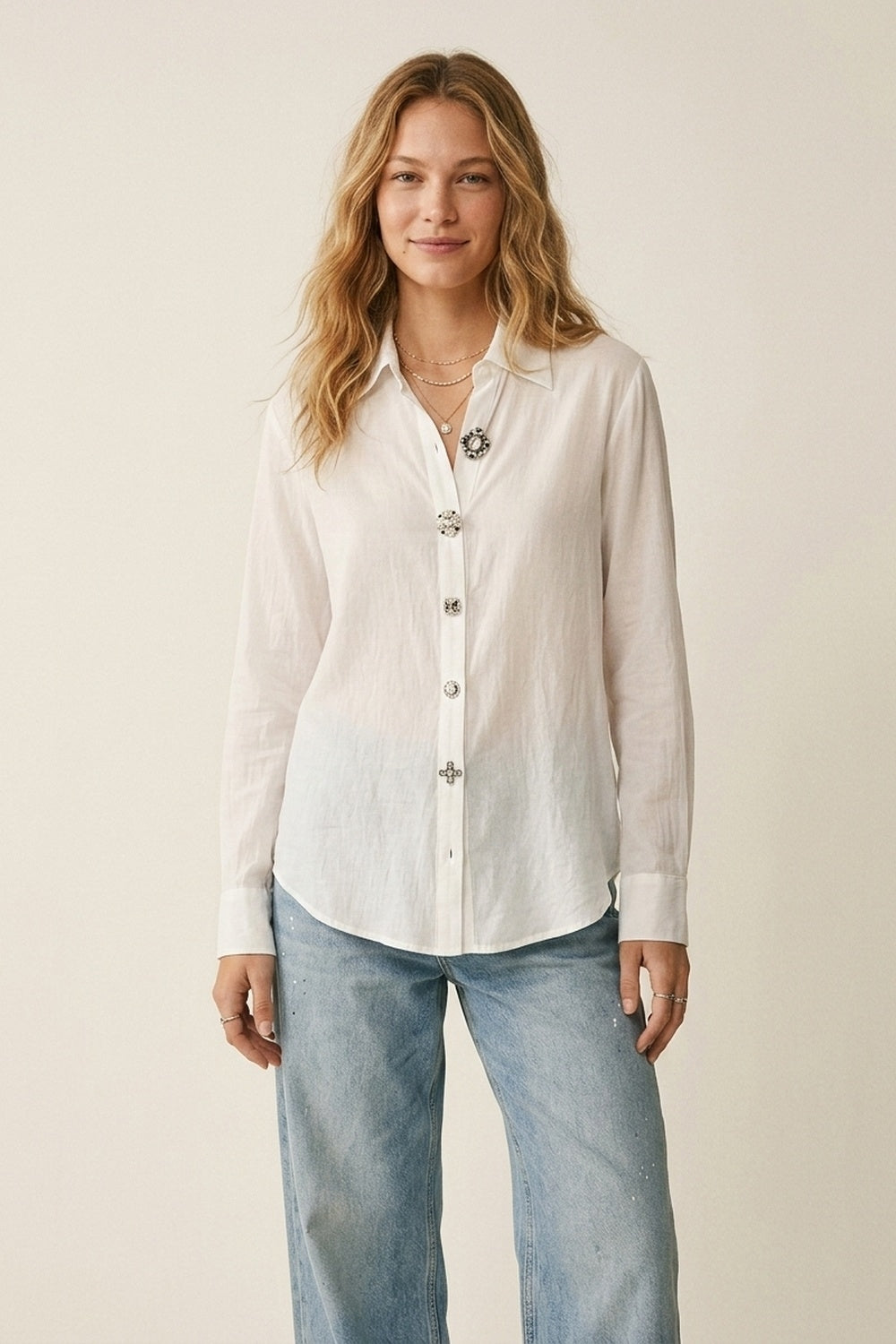 Blusa Branca com Enfeites e Botões em Tecido de Tencel