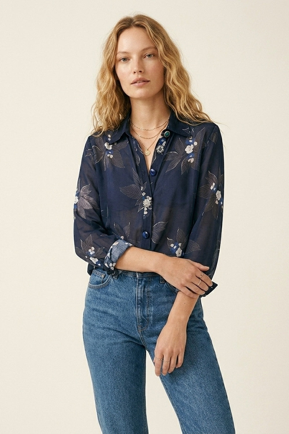 Camisa Azul-Marinho com Estampa Floral e Botões em Chiffon com Mangas Compridas