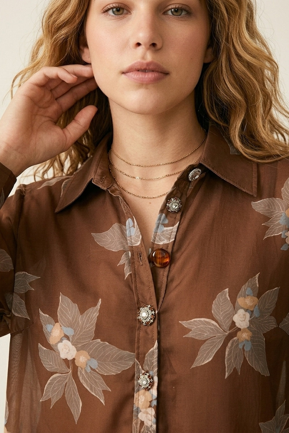 Camisa Marrom de Chiffon com Estampa Floral e Botões na Frente de Manga Longa