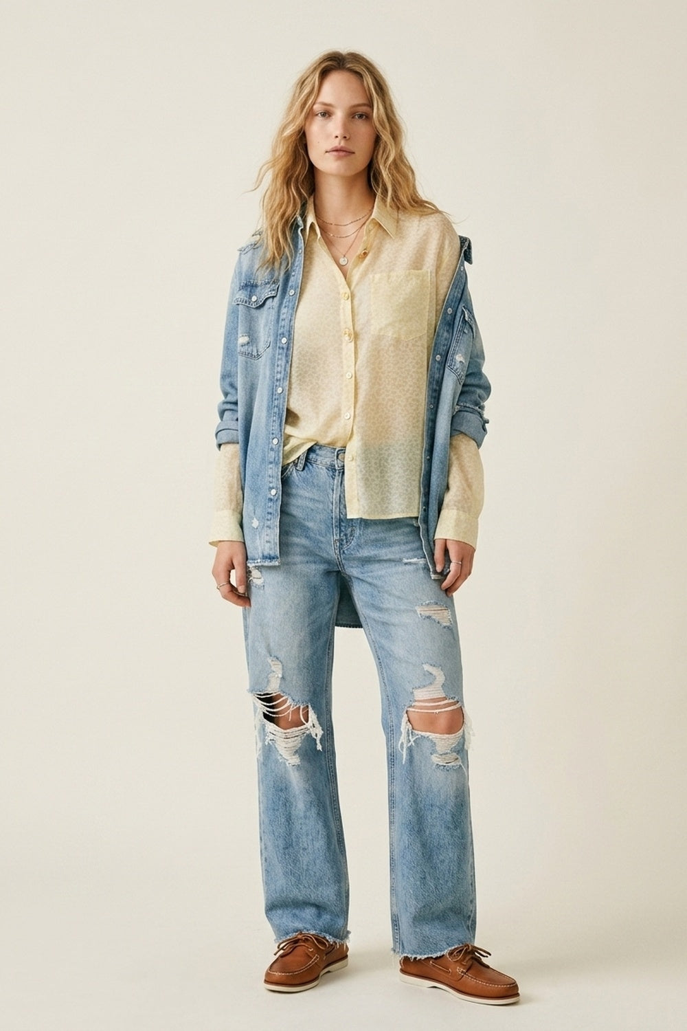 Blusa com botões à frente amarela clara com estampado subtil