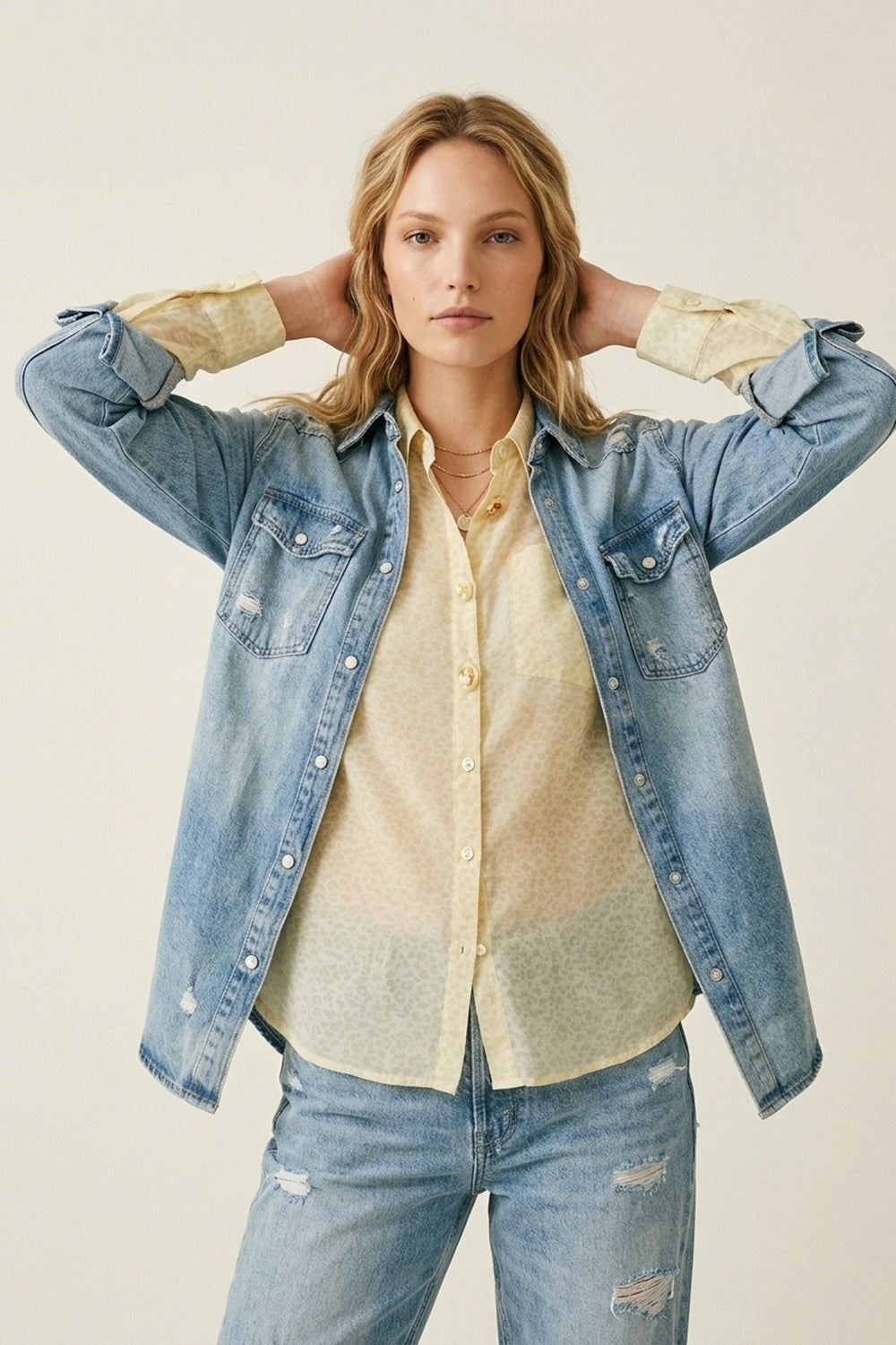 Blusa com botões à frente amarela clara com estampado subtil