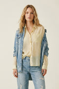 Blusa com botões à frente amarela clara com estampado subtil