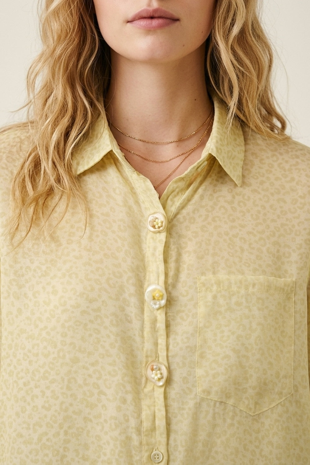 Blusa com botões à frente amarela clara com estampado subtil