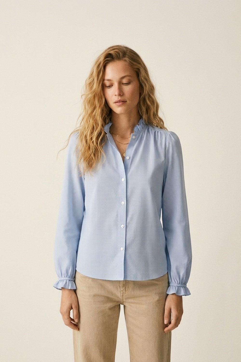 Camisa azul-clara com botões e gola canelada