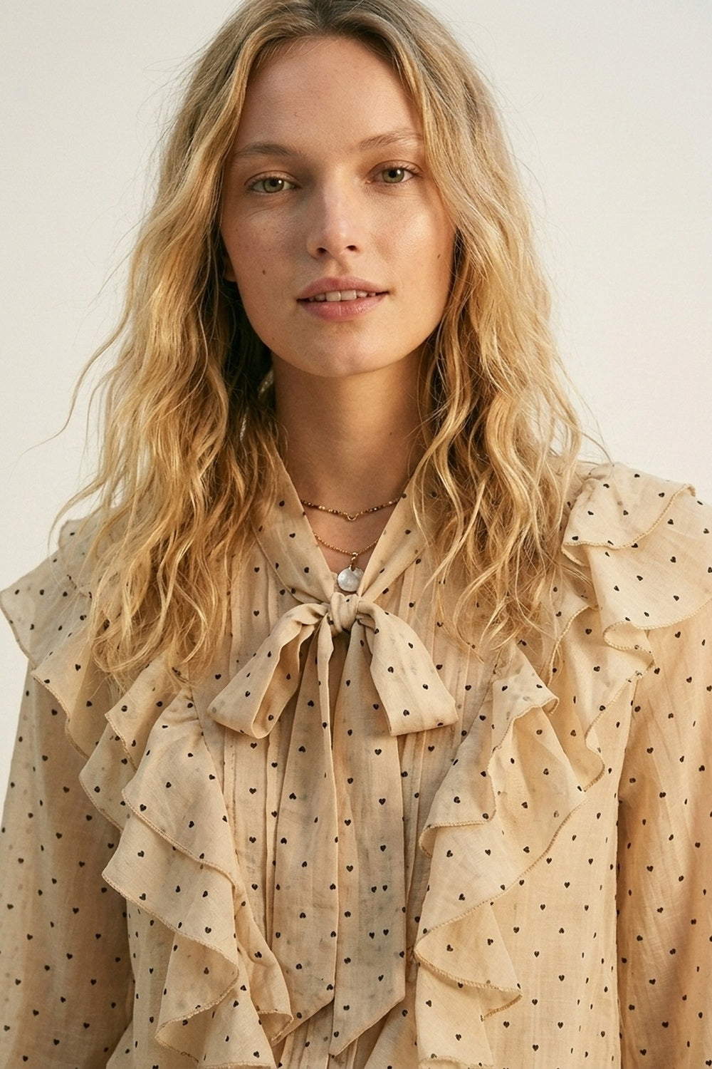 Blusa Bege com Poás e Babados com Laço no Pescoço