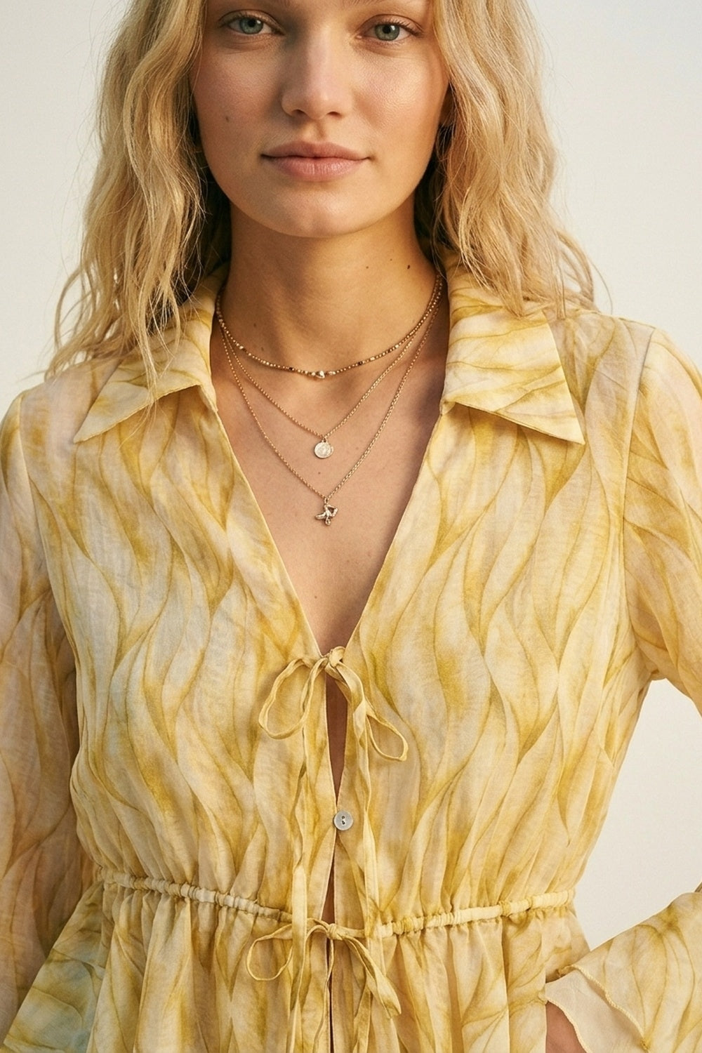 Blusa Amarela Transparente com Estampa Cintura Ajustável e Barra com Babados