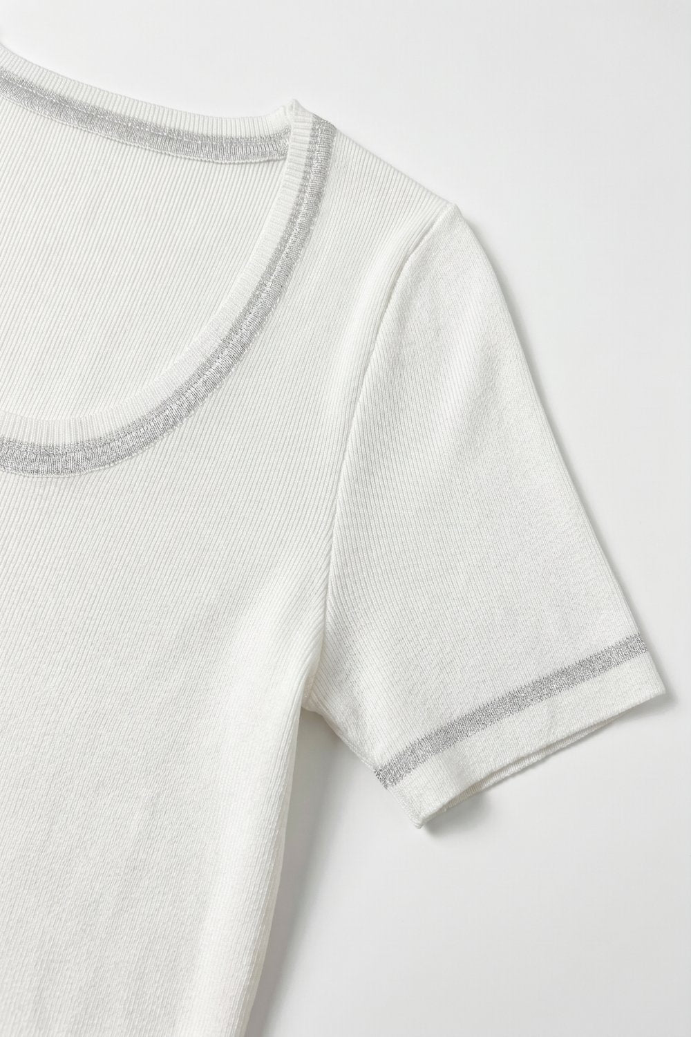 Suéter branco de tricô canelado com decote em U e acabamento em lurex brilhante