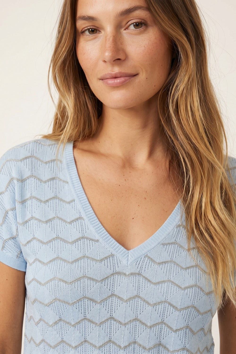 Top de Malha Fina Azul Claro com Padrão Chevron e Decote em V de Manga Curta