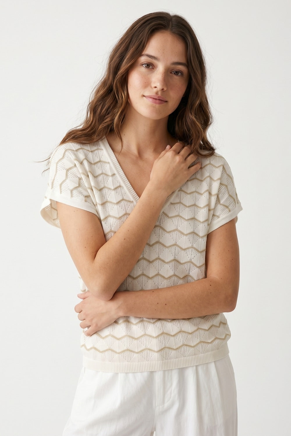 Top Cream Geo Tricot Decote V Manga Curta Ajuste Regular