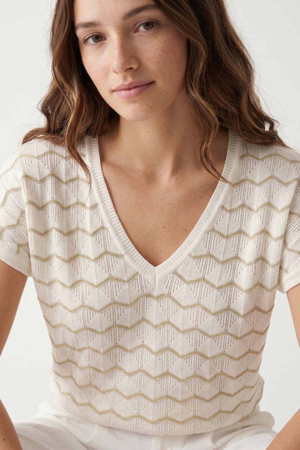 Top Cream Geo Tricot Decote V Manga Curta Ajuste Regular