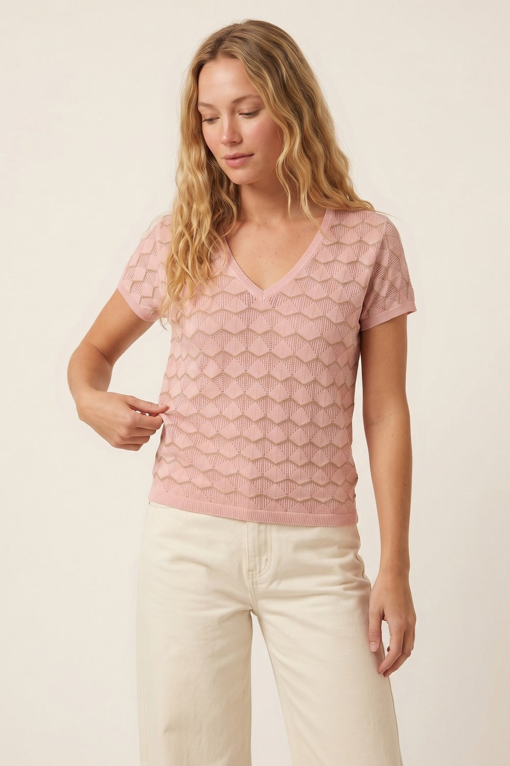 Camiseta de Malha Fina com Decote em V e Manga Curta em Rosa Claro com Chevron