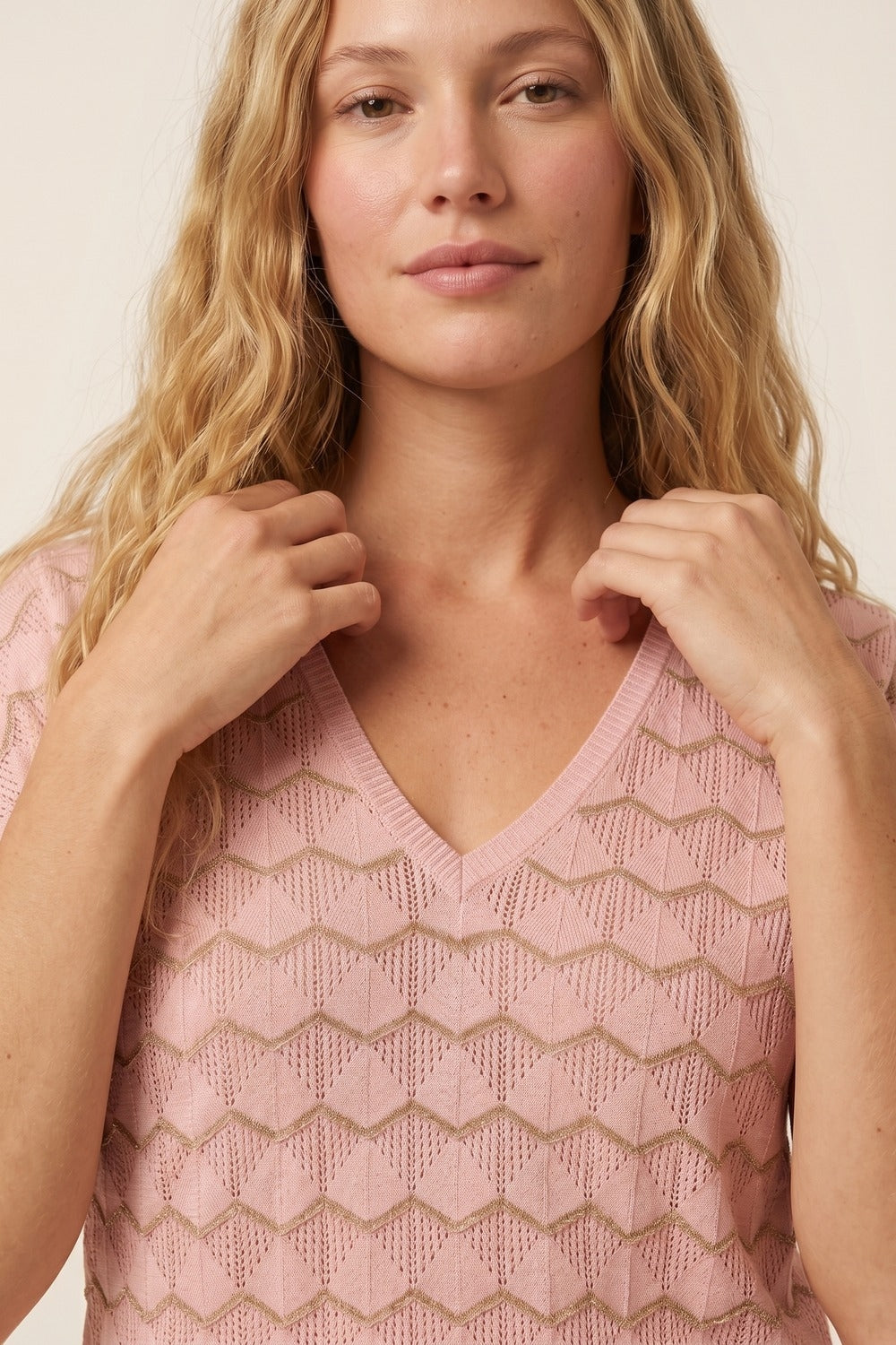 Camiseta de Malha Fina com Decote em V e Manga Curta em Rosa Claro com Chevron