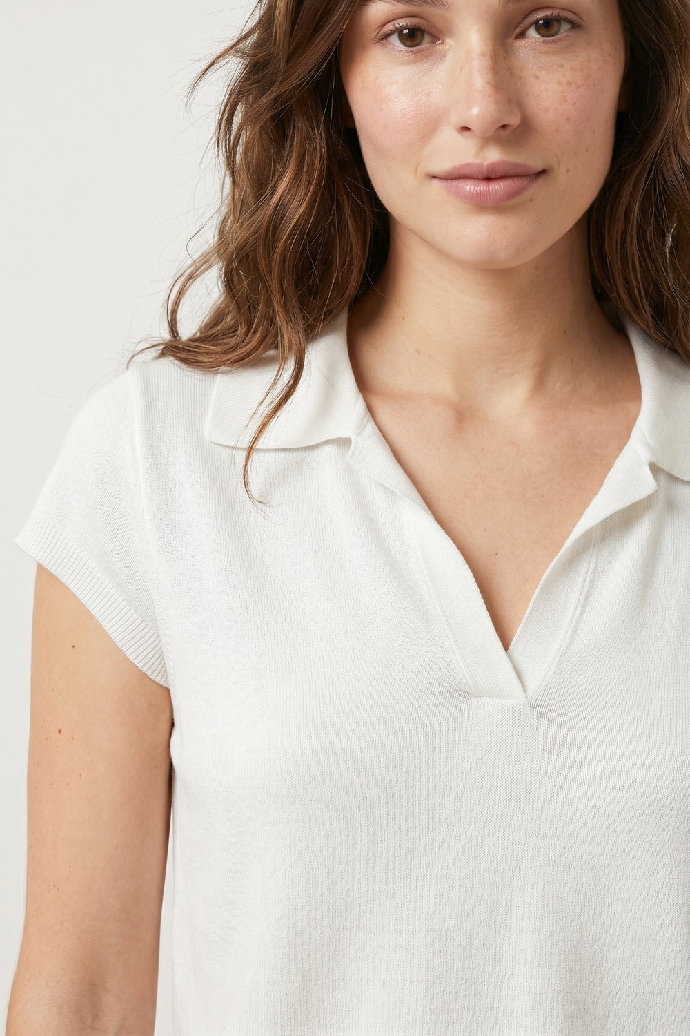Polo Branco de Manga Curta com Caimento Solto e Gola V