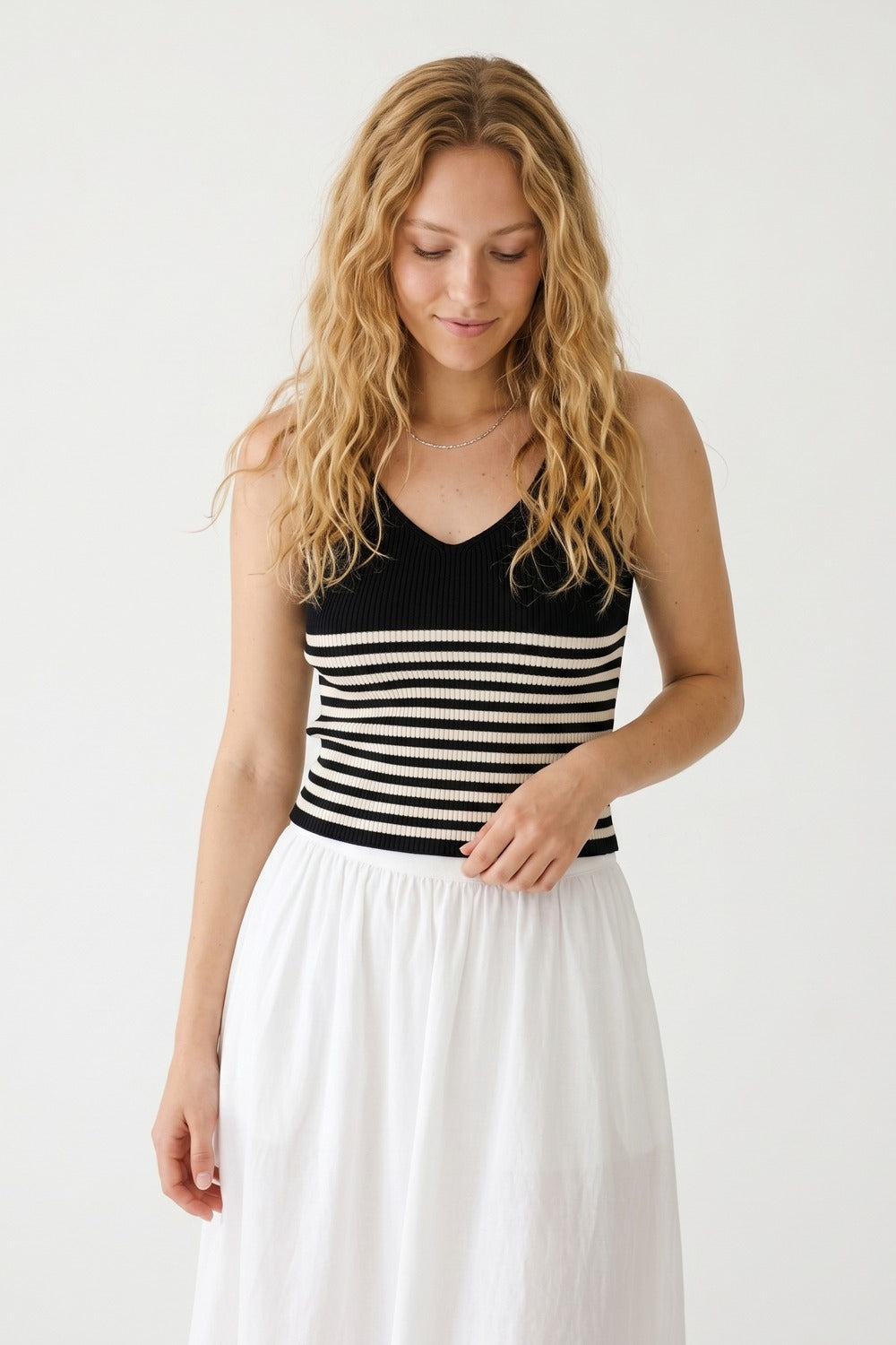 Top Cropped Ajustado de Malha Canelada com Decote V e Listras Pretas