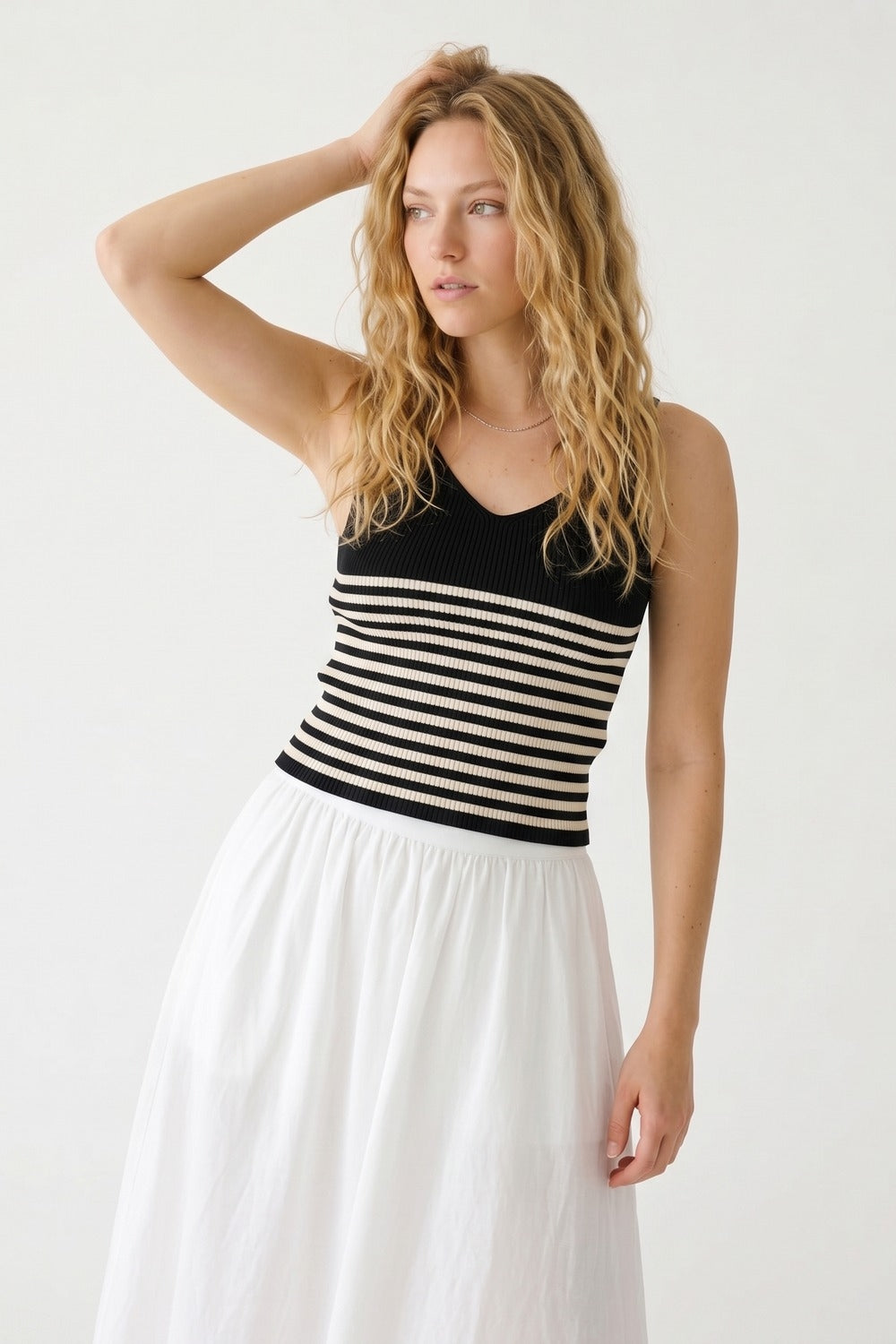 Top Cropped Ajustado de Malha Canelada com Decote V e Listras Pretas