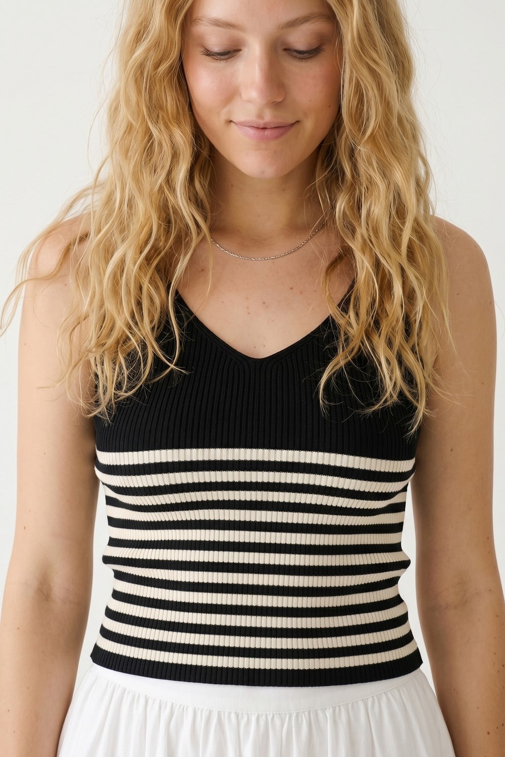 Top Cropped Ajustado de Malha Canelada com Decote V e Listras Pretas