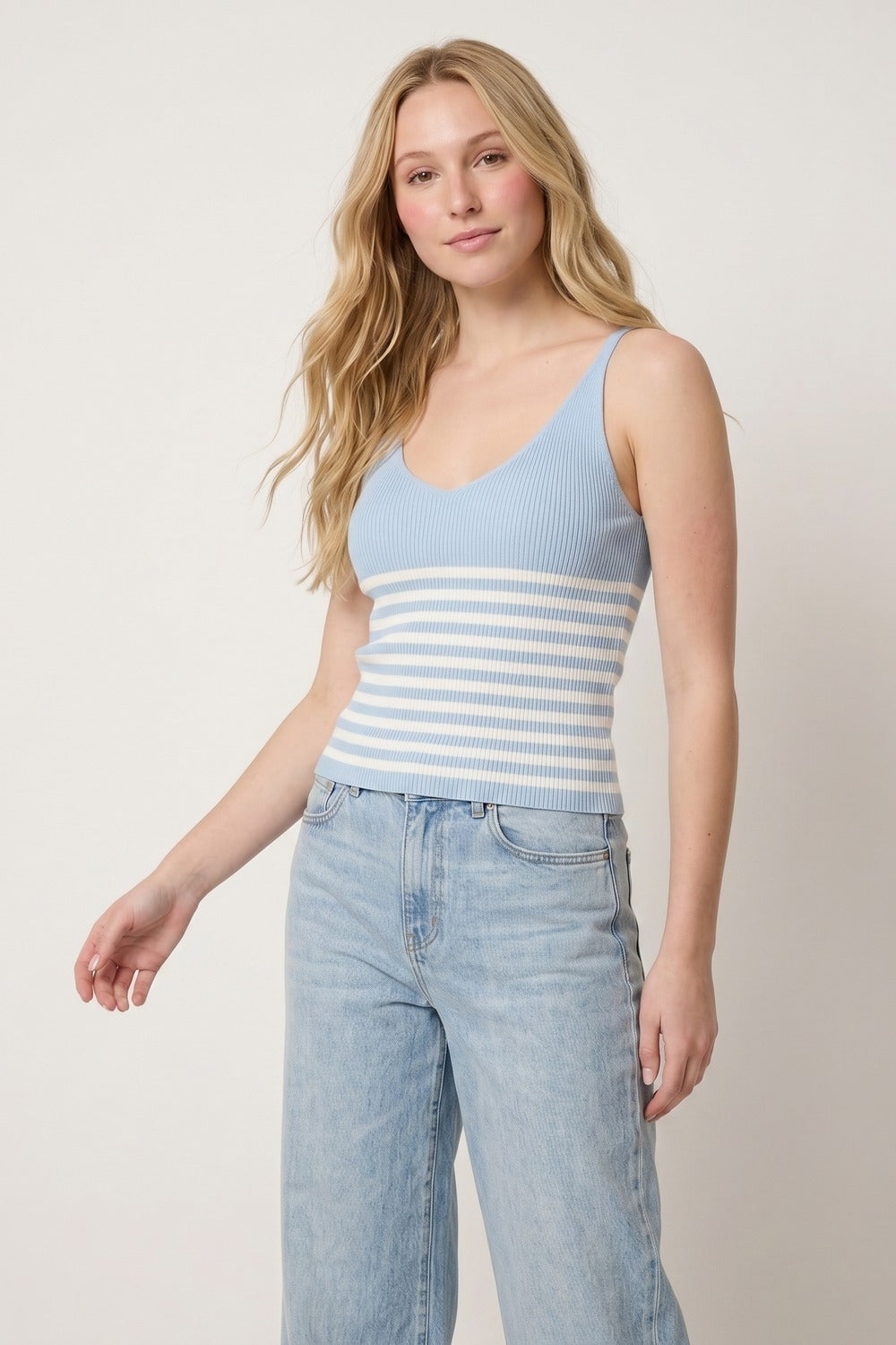 Top Cropped de Malha Canelada com Listras Brancas e Azuis Claras e Decote em V