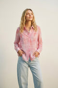 Camisa rosa com estampa de folhas translúcidas e tecido transparente