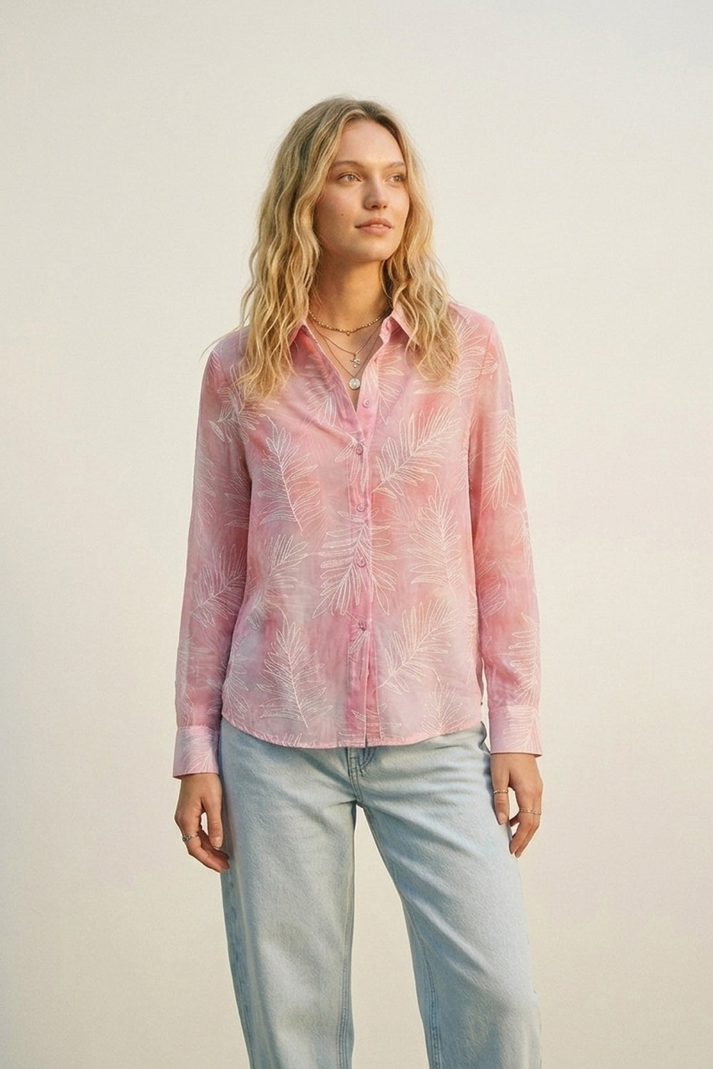 Camisa rosa com estampa de folhas translúcidas e tecido transparente