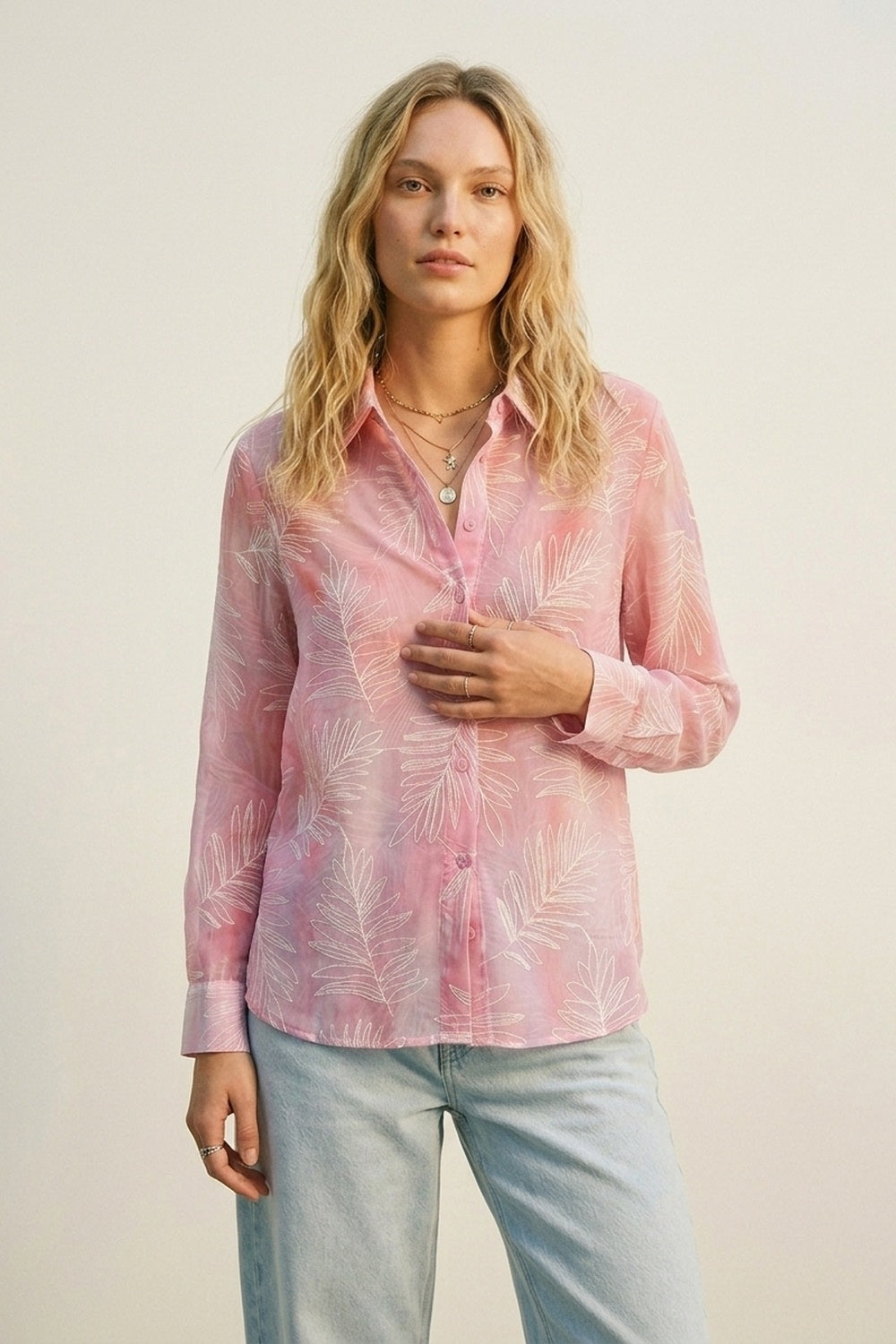 Camisa rosa com estampa de folhas translúcidas e tecido transparente