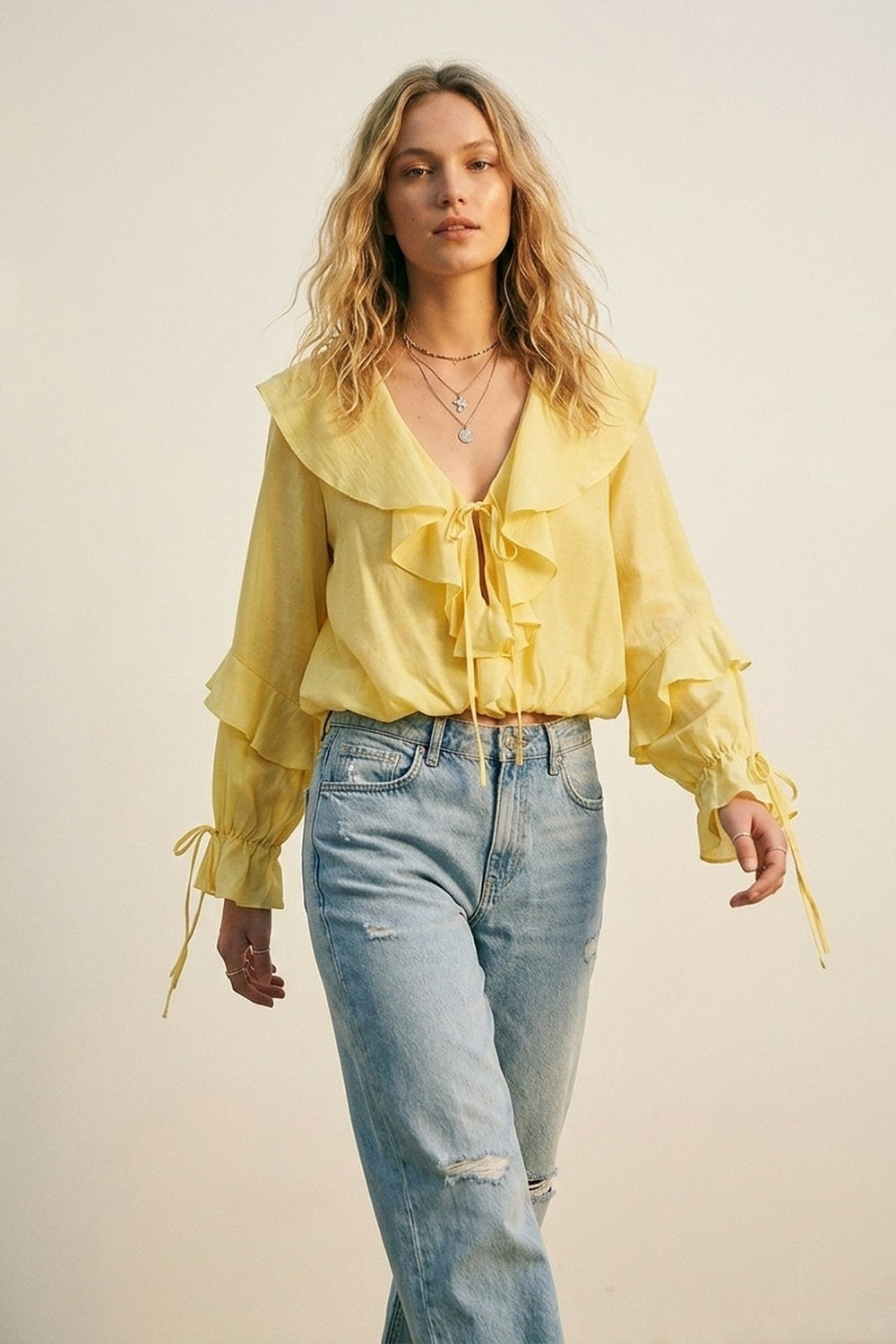Blusa Amarela com Babados e Laço na Frente de Manga Longa