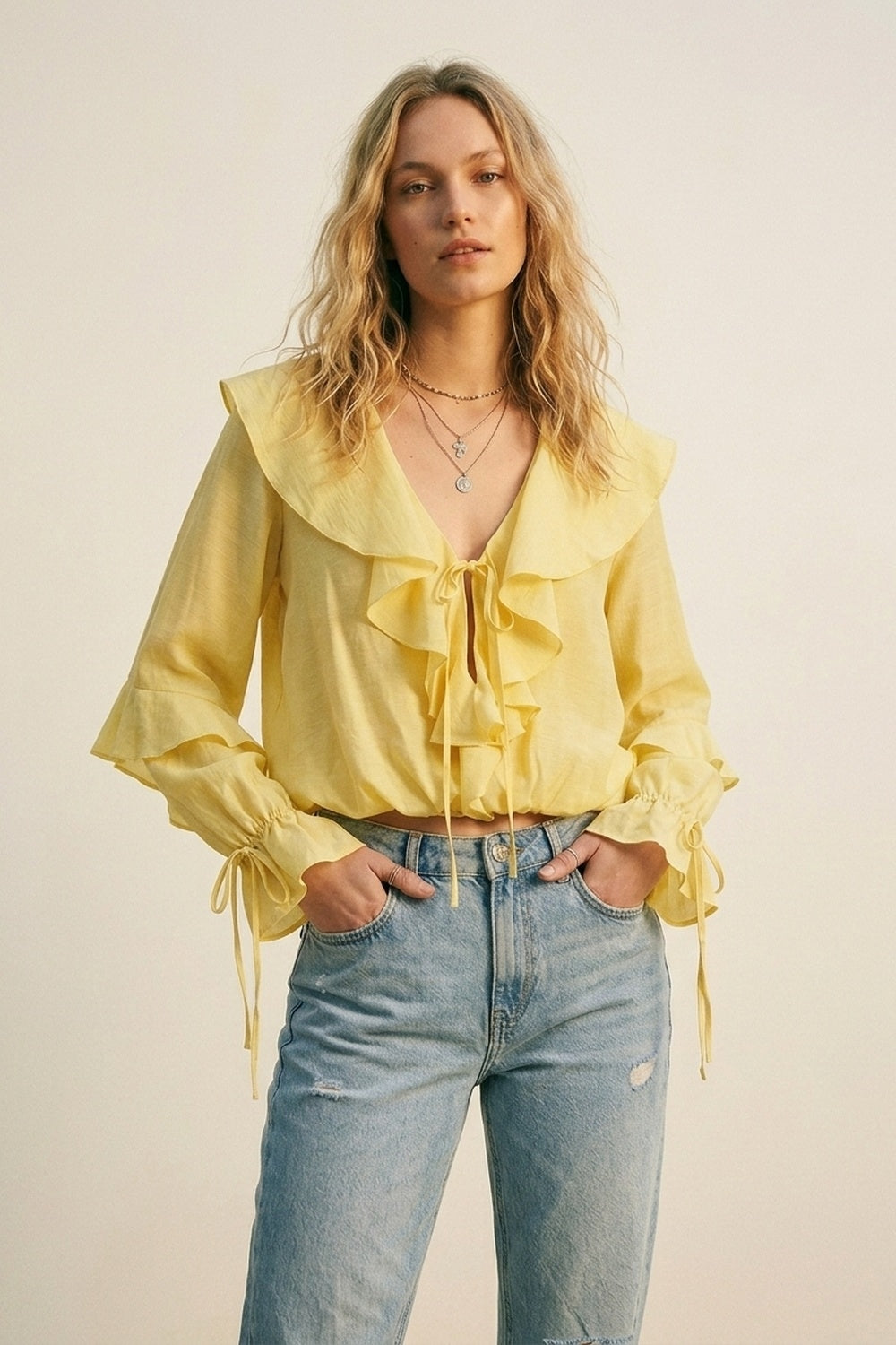 Blusa Amarela com Babados e Laço na Frente de Manga Longa