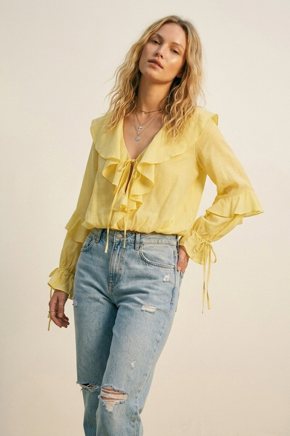 Blusa Amarela com Babados e Laço na Frente de Manga Longa