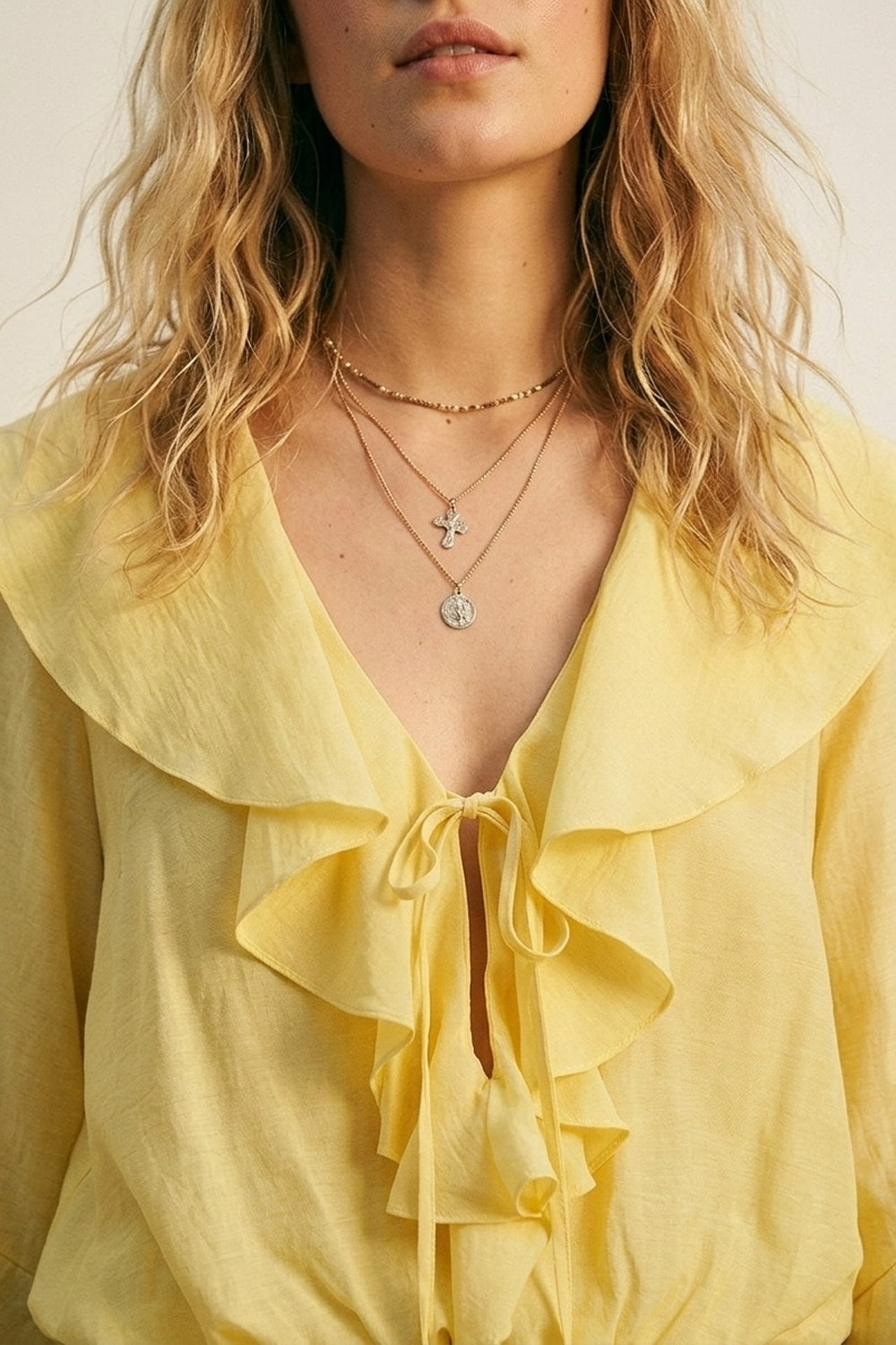 Blusa Amarela com Babados e Laço na Frente de Manga Longa