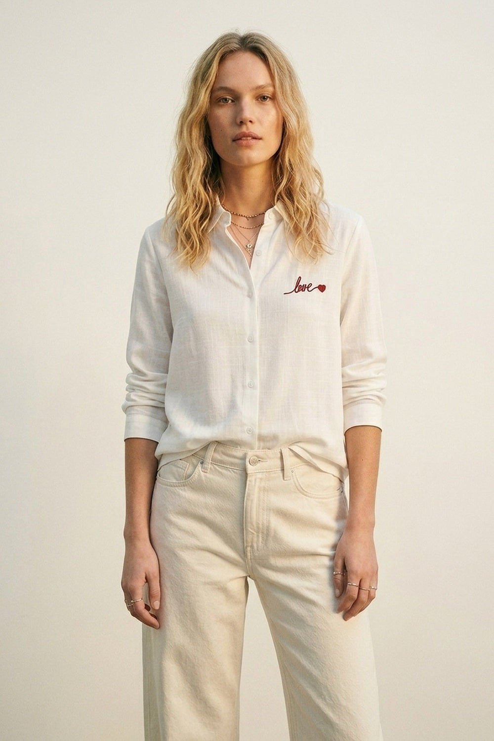 Camisa Branca de Botão com Bordado de Amor Vermelho