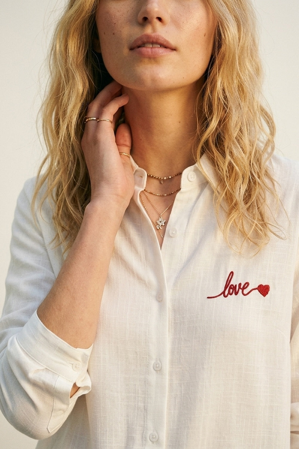 Camisa Branca de Botão com Bordado de Amor Vermelho