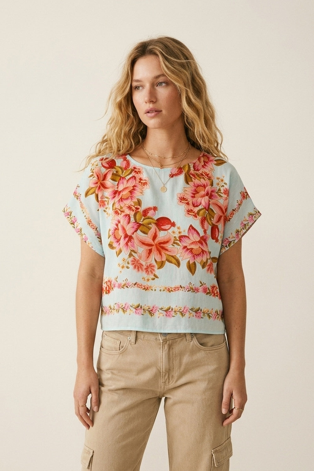 Top de corte em tecido boxy azul claro com estampado floral leve