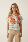 Top de corte em tecido boxy azul claro com estampado floral leve
