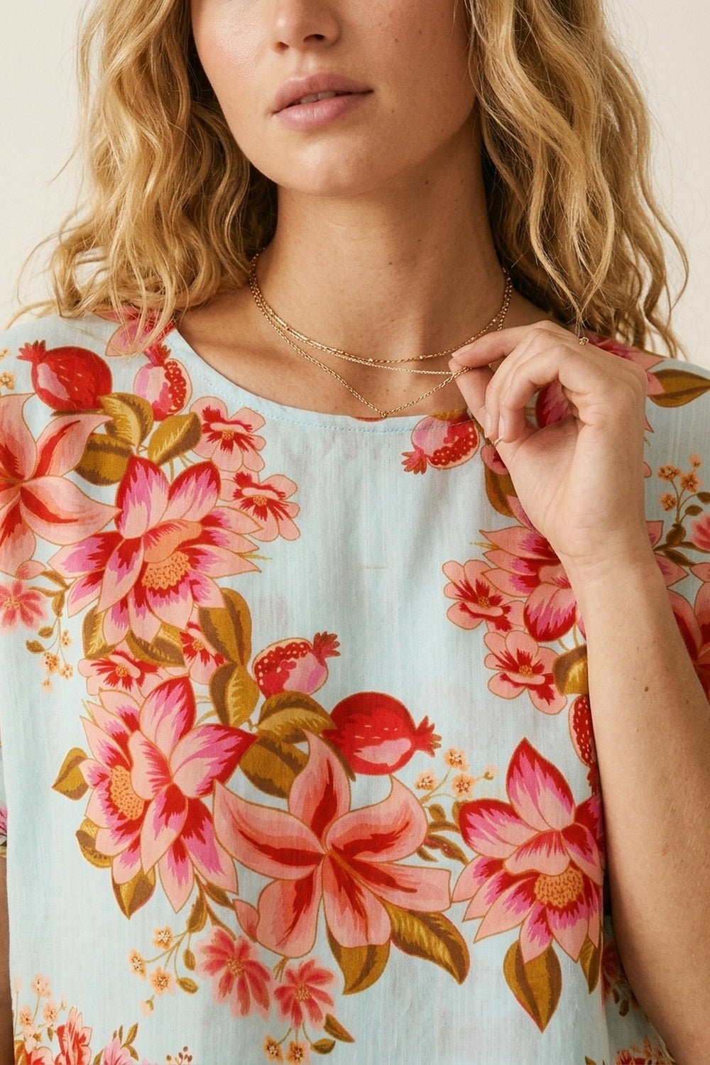 Top de corte em tecido boxy azul claro com estampado floral leve