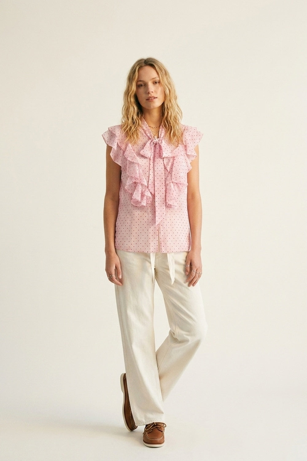 Blusa sem mangas com laço babados e estampa de bolinhas em chiffon rosa claro