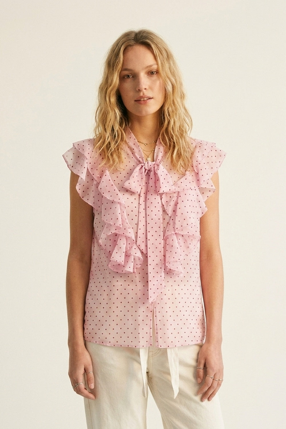 Blusa sem mangas com laço babados e estampa de bolinhas em chiffon rosa claro