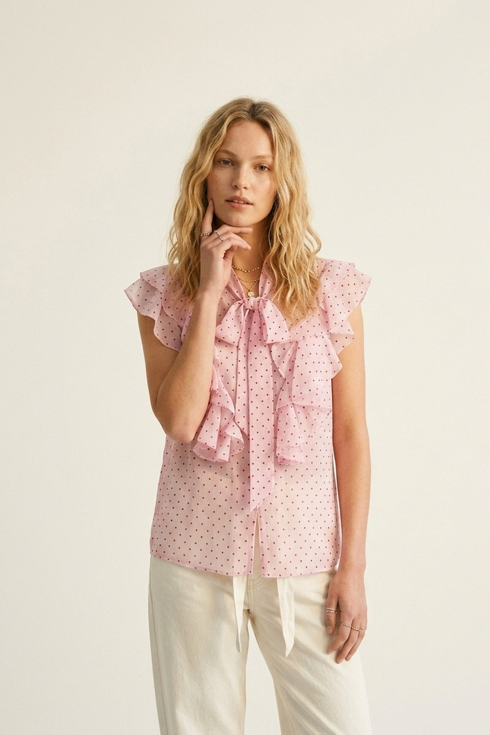 Blusa sem mangas com laço babados e estampa de bolinhas em chiffon rosa claro